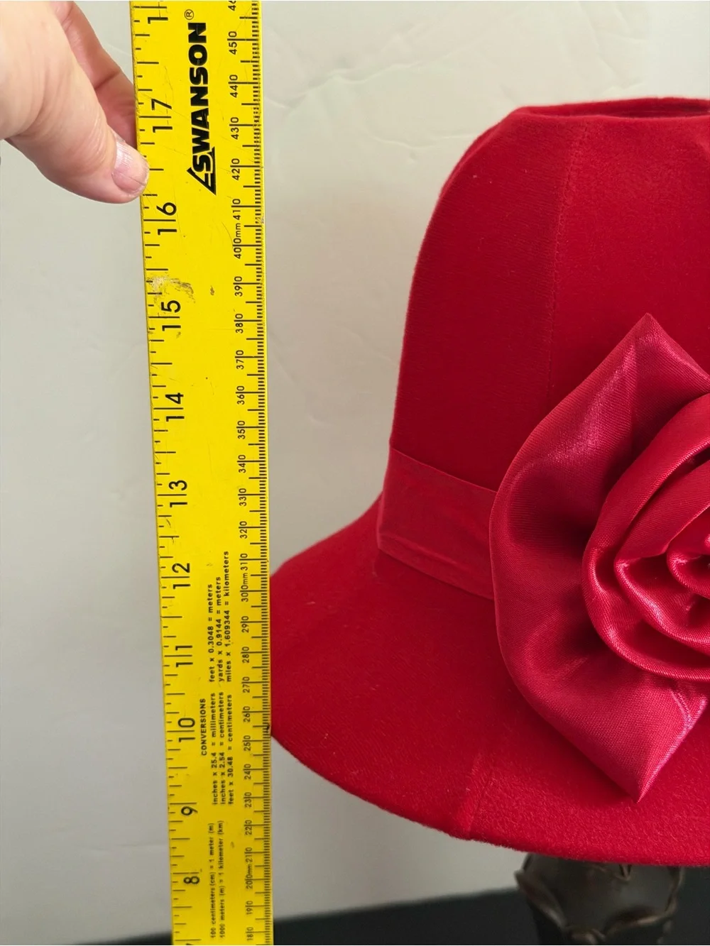 Red Hat Velvet Lamp with Rose Accent H-16,5”